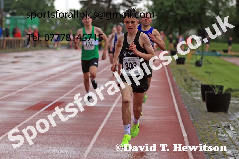 The Jimmy Hedley 800 metres on a very wet Wednesday evening, May 29th, NEGP 2, Monkton Stadium.  Photo: David T. Hewitson/Sports for All Pics